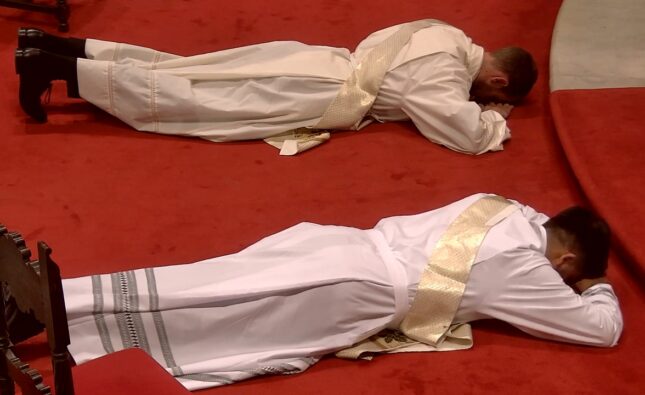 El Arzobispo don Mario Iceta preside la ordenación de dos nuevos sacerdotes en la Catedral de Burgos