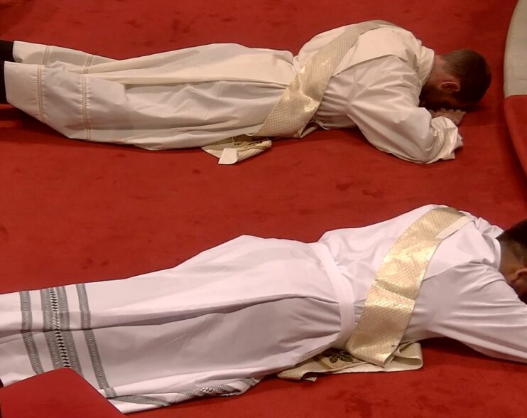 El Arzobispo don Mario Iceta preside la ordenación de dos nuevos sacerdotes en la Catedral de Burgos
