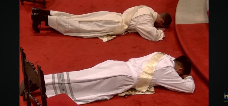 El Arzobispo don Mario Iceta preside la ordenación de dos nuevos sacerdotes en la Catedral de Burgos