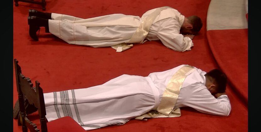 El Arzobispo don Mario Iceta preside la ordenación de dos nuevos sacerdotes en la Catedral de Burgos